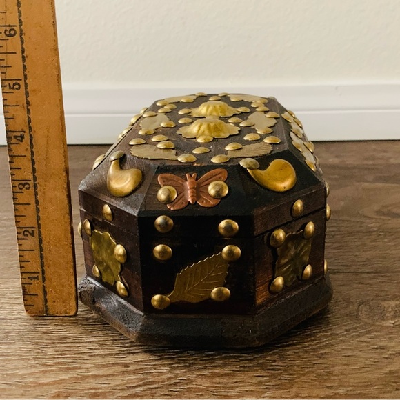Wooden box with metal ornaments - Picture 5 of 11